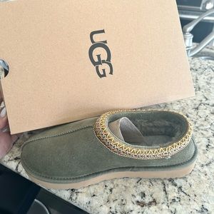 NWB Women’s Tasman Uggs - burnt olive Sz 8